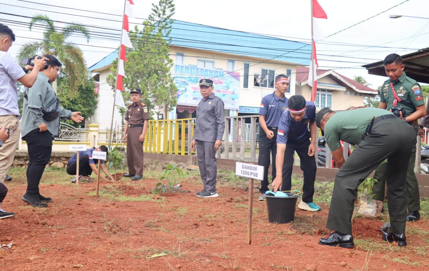 Peduli Penghijauan, Polres Kapuas Hulu Gelar Penanaman Pohon Serentak