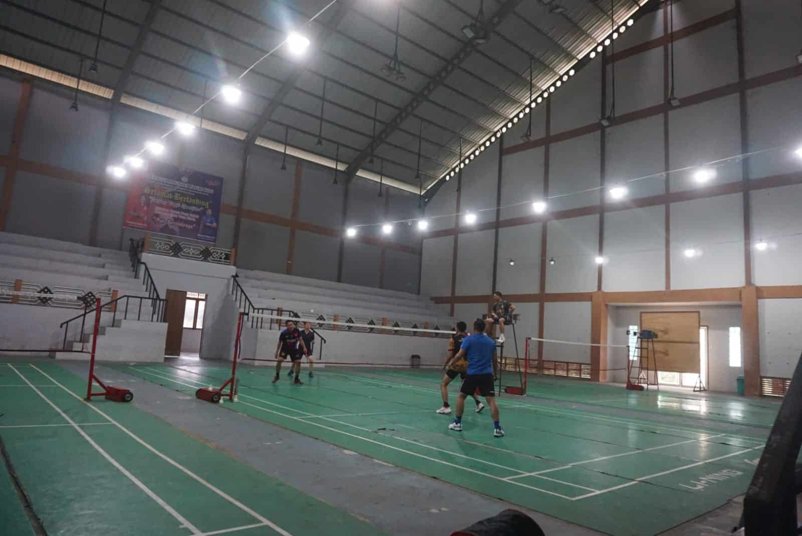 Jaga Kesehatan dan Kebugaran, Kapolres bersama Wabup Kapuas Hulu Main Bulu Tangkis 