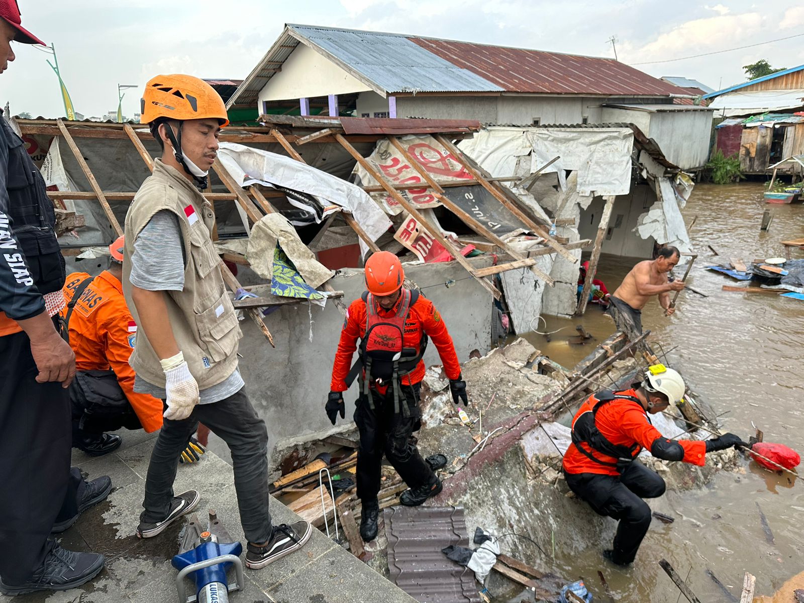 Rumah di Tepi Sungai Kapuas Roboh, Empat Orang Jadi Korban