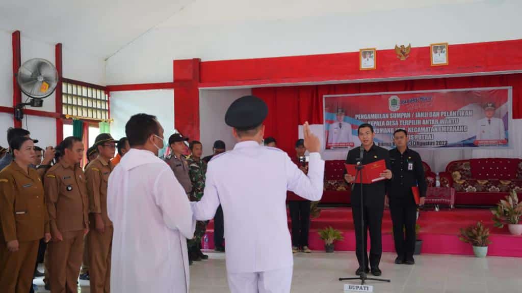 Bupati Kapuas Hulu Lantik Kades Terpilih Antar Waktu Desa Kumang Jaya
