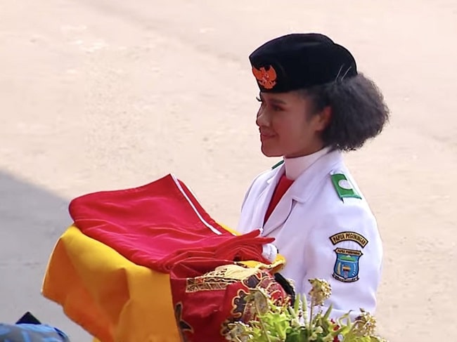 Sepatu Lepas Saat Bertugas di Istana Negara, Senyum Tenang Lilly Indiani Pembawa Baki Tuai Pujian