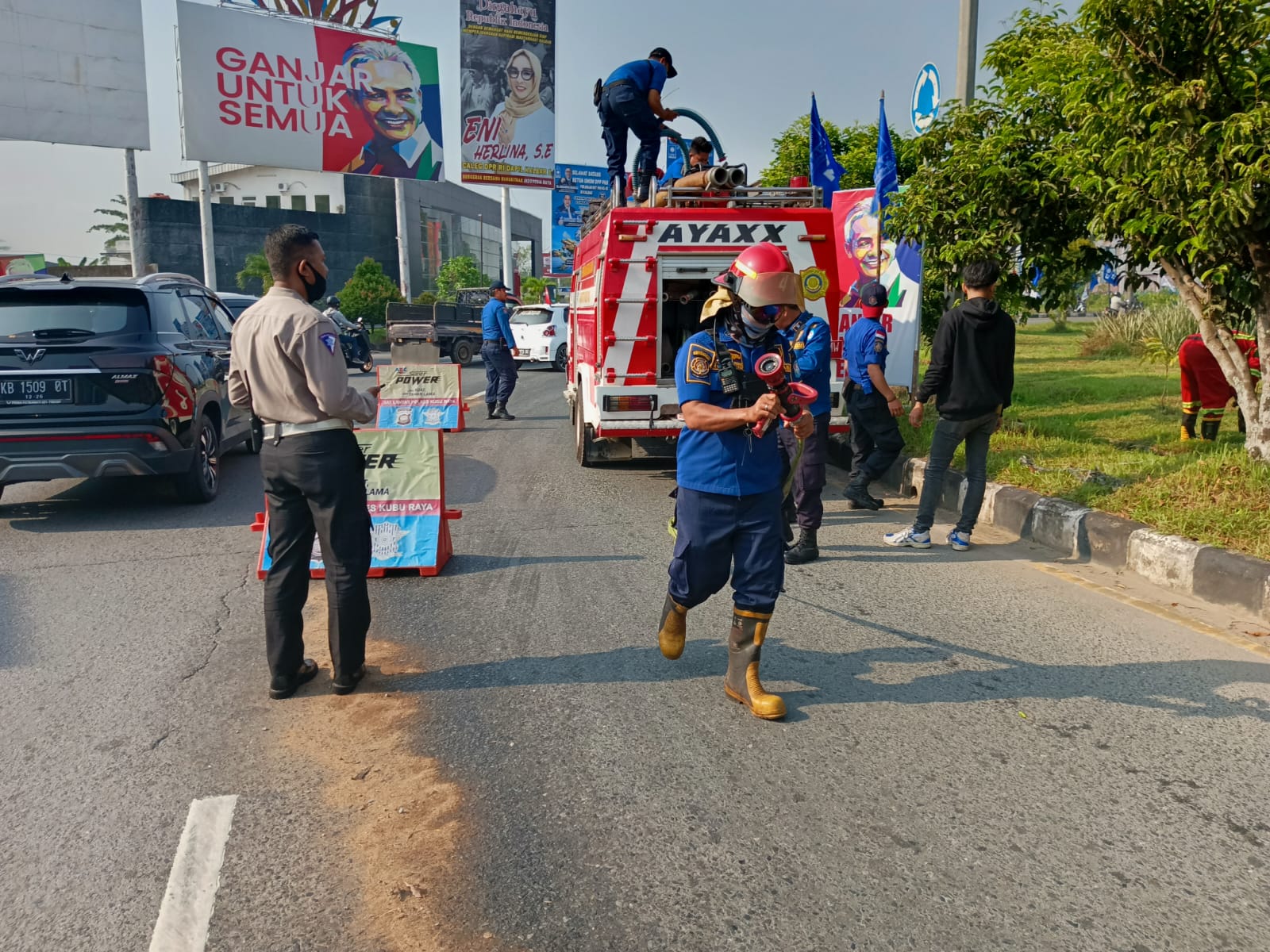 Tumpahan Solar di Bundaran Transmart Kubu Raya Telan Korban, Seorang Ibu Dilarikan Polisi ke Rumah Sakit