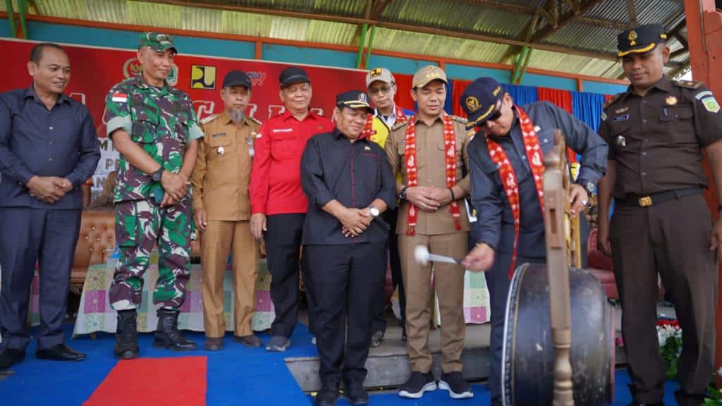 Bupati Kapuas Hulu Dampingi Ketua Komisi V DPR RI Launching Program Inpres Jalan Manday - Embaloh Hilir