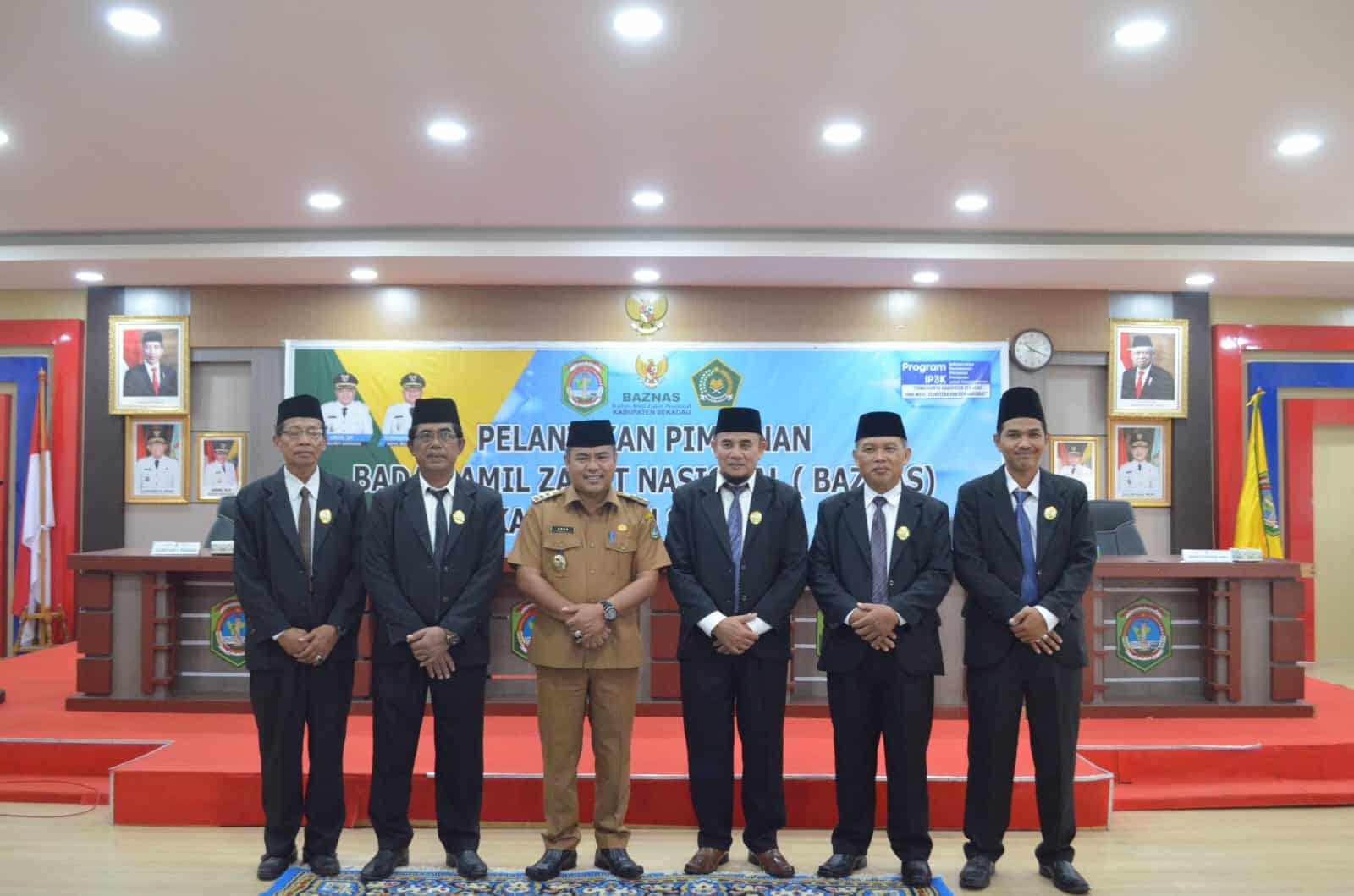 Bupati Aron Lantik Lima Pimpinan Baznas Sekadau Periode 2023 - 2028