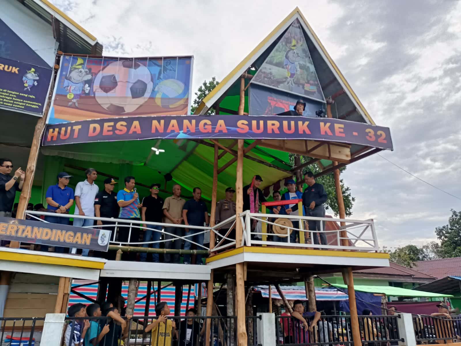 Kapolsek Bunut Hulu Pimpin Pengamanan Pembukaan Open Tournament HUT Desa Nanga Suruk ke-32 oleh Wakil Bupati Kapuas Hulu