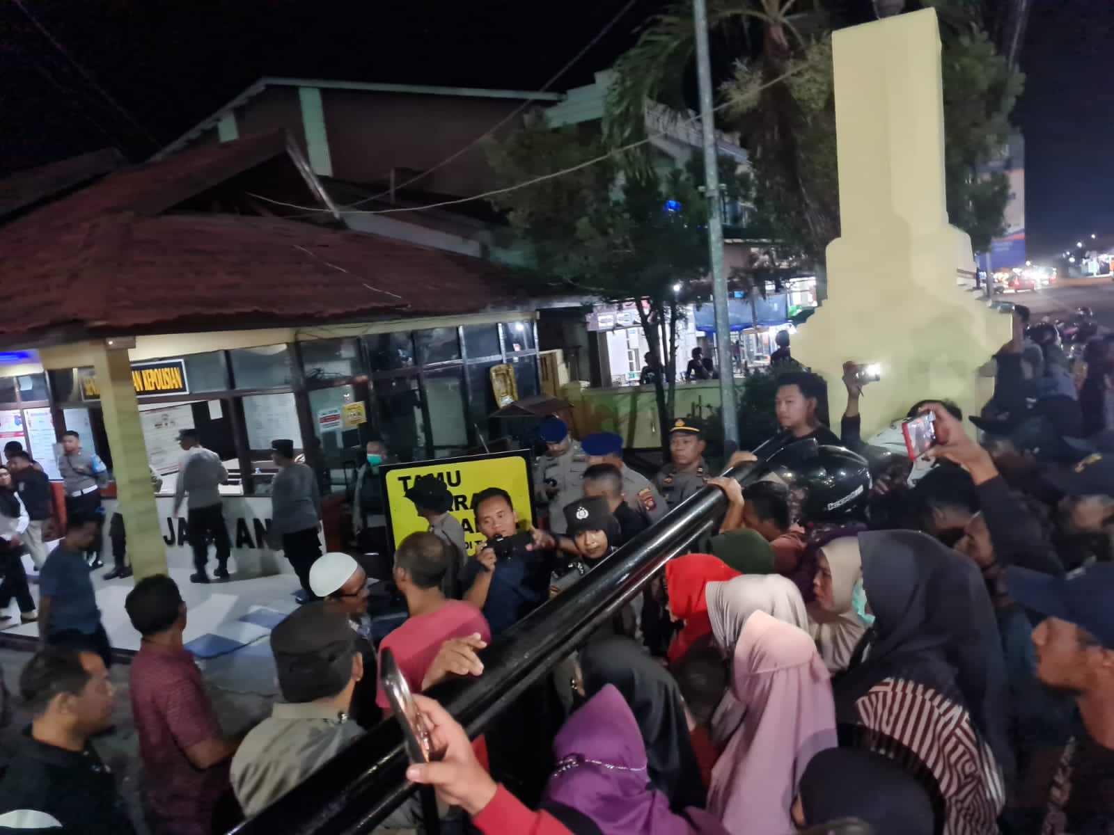 Penyegel Kantor Desa Pesaguan Diperiksa Polisi, Warga Geruduk Mapolres Ketapang