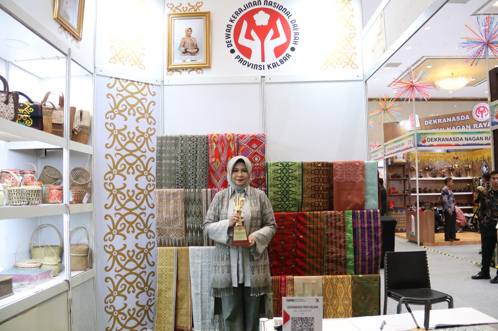Windy Prihastari Kenalkan Busana Berbahan Kain Ikat Tenun Sintang di Pameran Kriya Nusantara