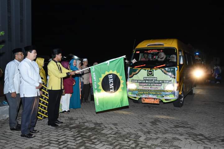 Wabup Farhan Lepas Rombongan PD BKMT Ketapang Ikuti Dakwah Wisata di Kubu Raya