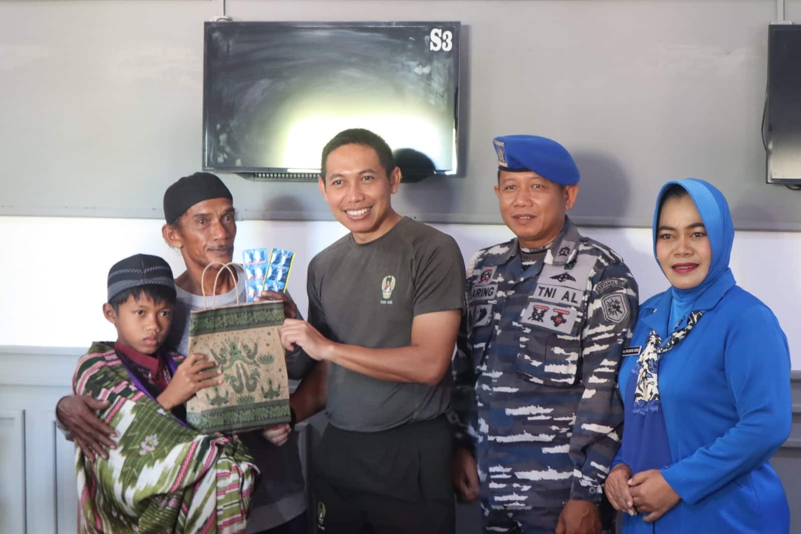 Sambut HUT TNI Ke-78, Kodim 120 dan Lanal Ketapang Gelar Baksos Kesehatan