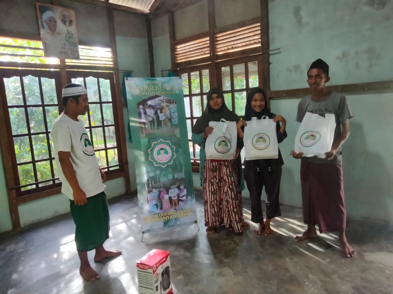 Santri Ganjar Distribusikan Microfon dan Sound System ke Majelis Taklim di Mempawah