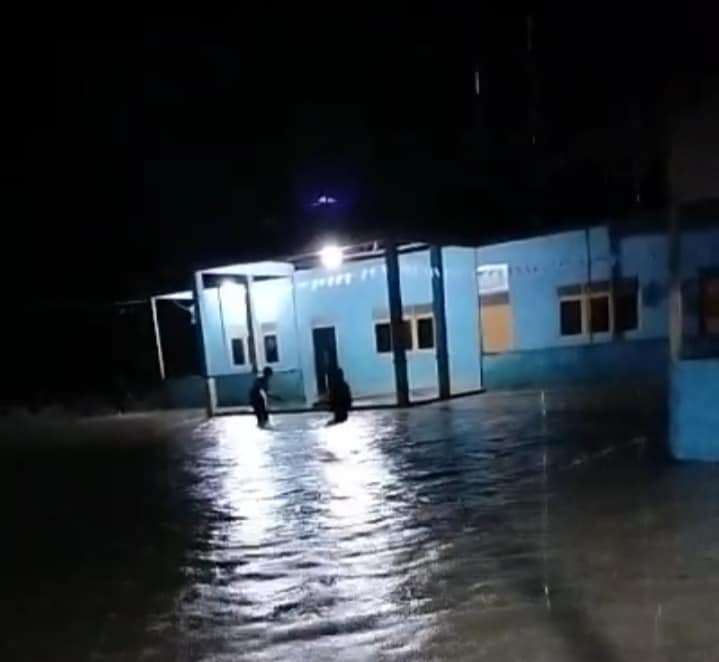 Hujan Disertai Angin Kencang Landa Rumah Warga Sukadana