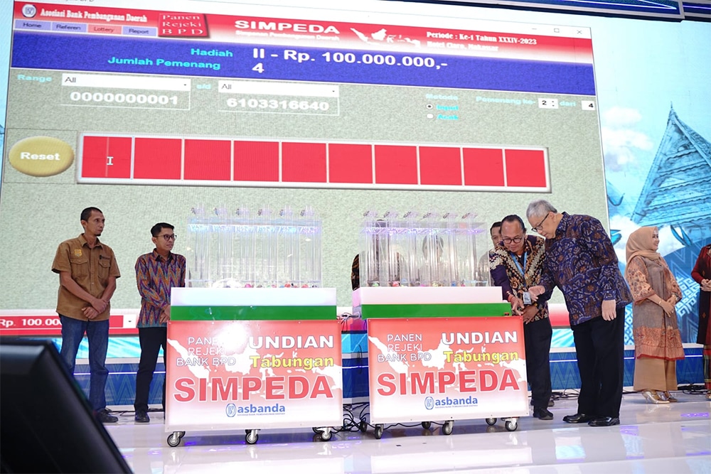 Nasabah bank bjb Bawa Pulang Hadiah Jutaan Rupiah pada Undian Nasional Simpeda di Makassar- Sulawesi Selatan