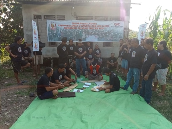 Puluhan Pemuda Antusias Ikuti Pelatihan Seni Ukir Kayu yang Digelar Ganjar Milenial