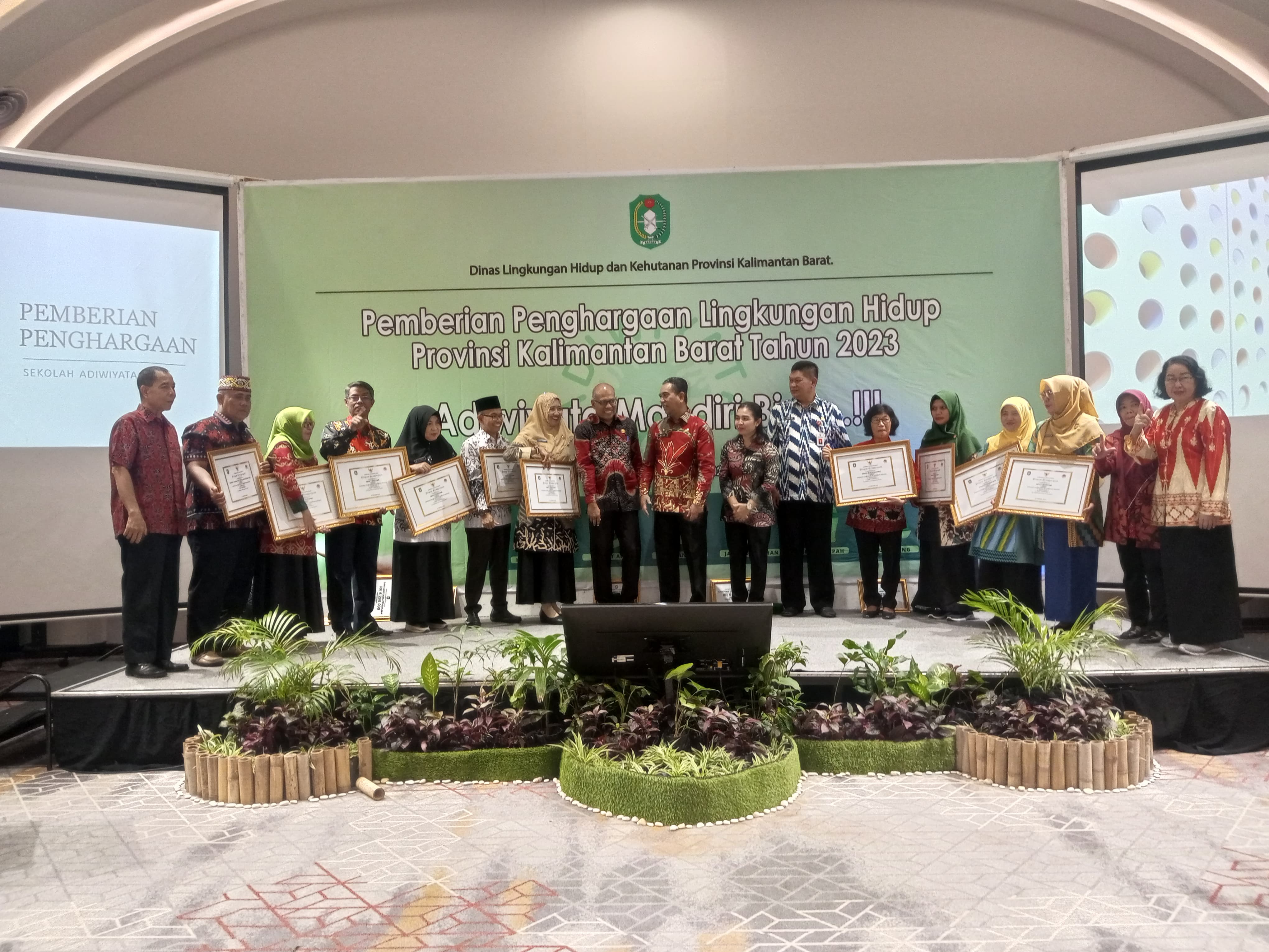 10 Sekolah di Kalbar Terima Penghargaan Sekolah Adiwiyata Tingkat Mandiri dan Nasional