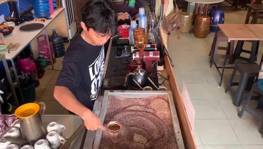 Baru di Pontianak, Kedai Kopi Nikmat Kota Suguhkan Kopi Pasir Bernuansa Vintage