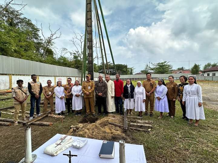 Wakili Bupati Ketapang, Sekda Alexander Letakkan Batu Pertama Pembangunan Asrama Bintang Kejora Baru