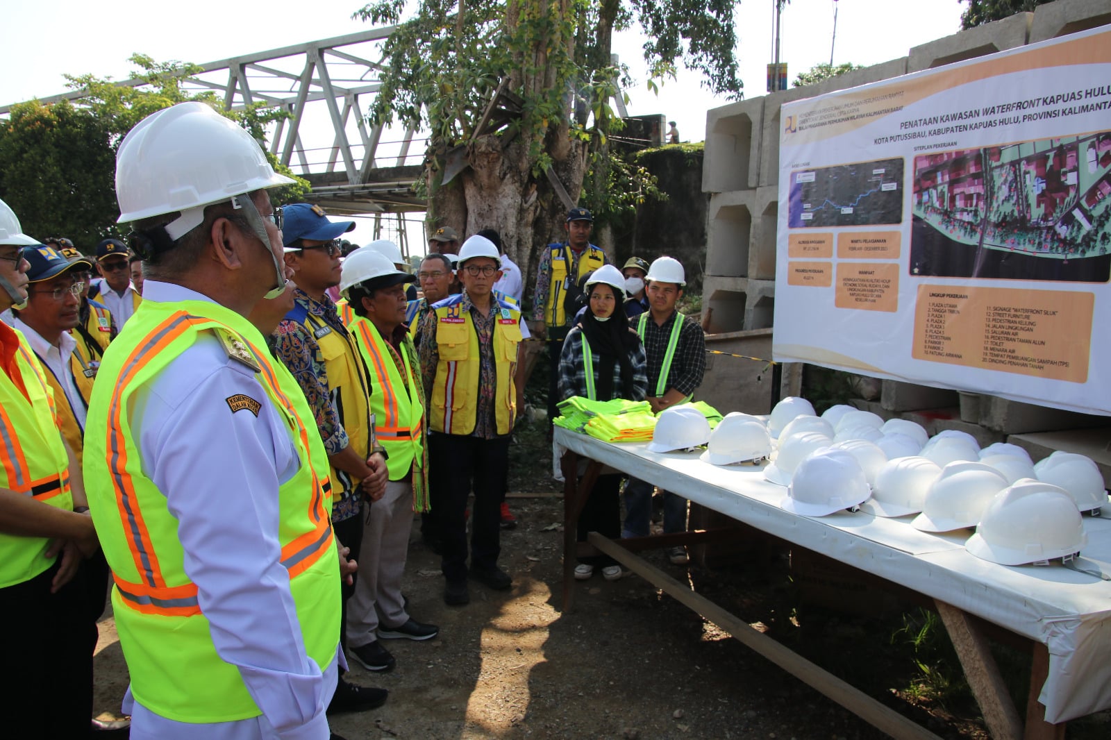 Pj Gubernur Kalbar Dampingi Kunker Komisi V DPR RI ke Kapuas Hulu