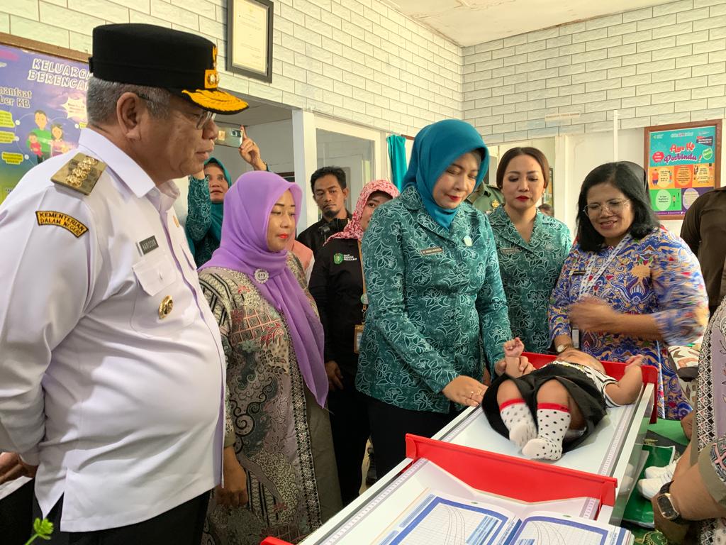 Pj Gubernur Harisson Sambangi Posyandu Kodim 1206 Putusibau Berikan Edukasi Gizi