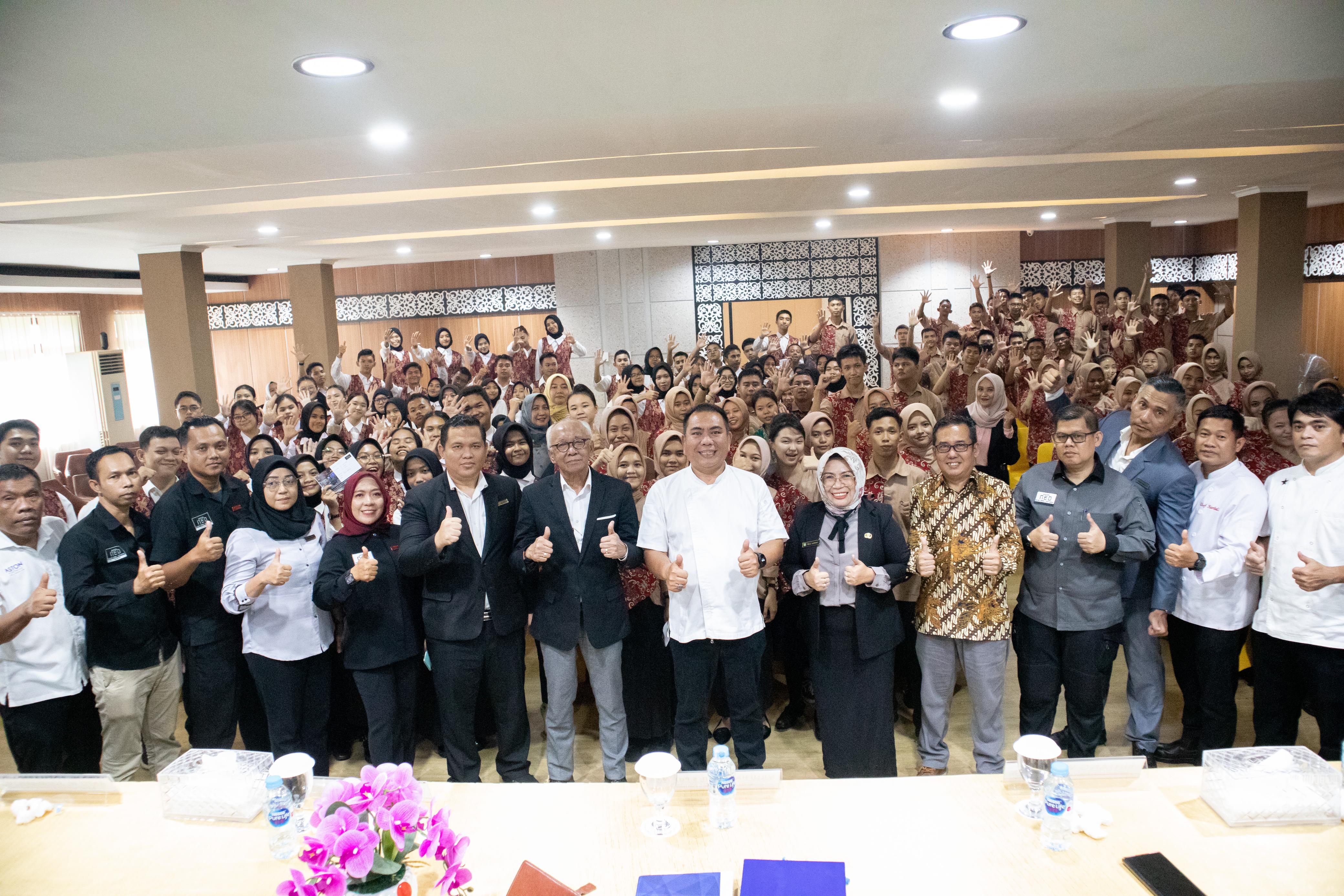 Aston Pontianak dan Neo Gajah Mada Bagi Ilmu Perhotelan ke Siswa SMK N 5 Pontianak