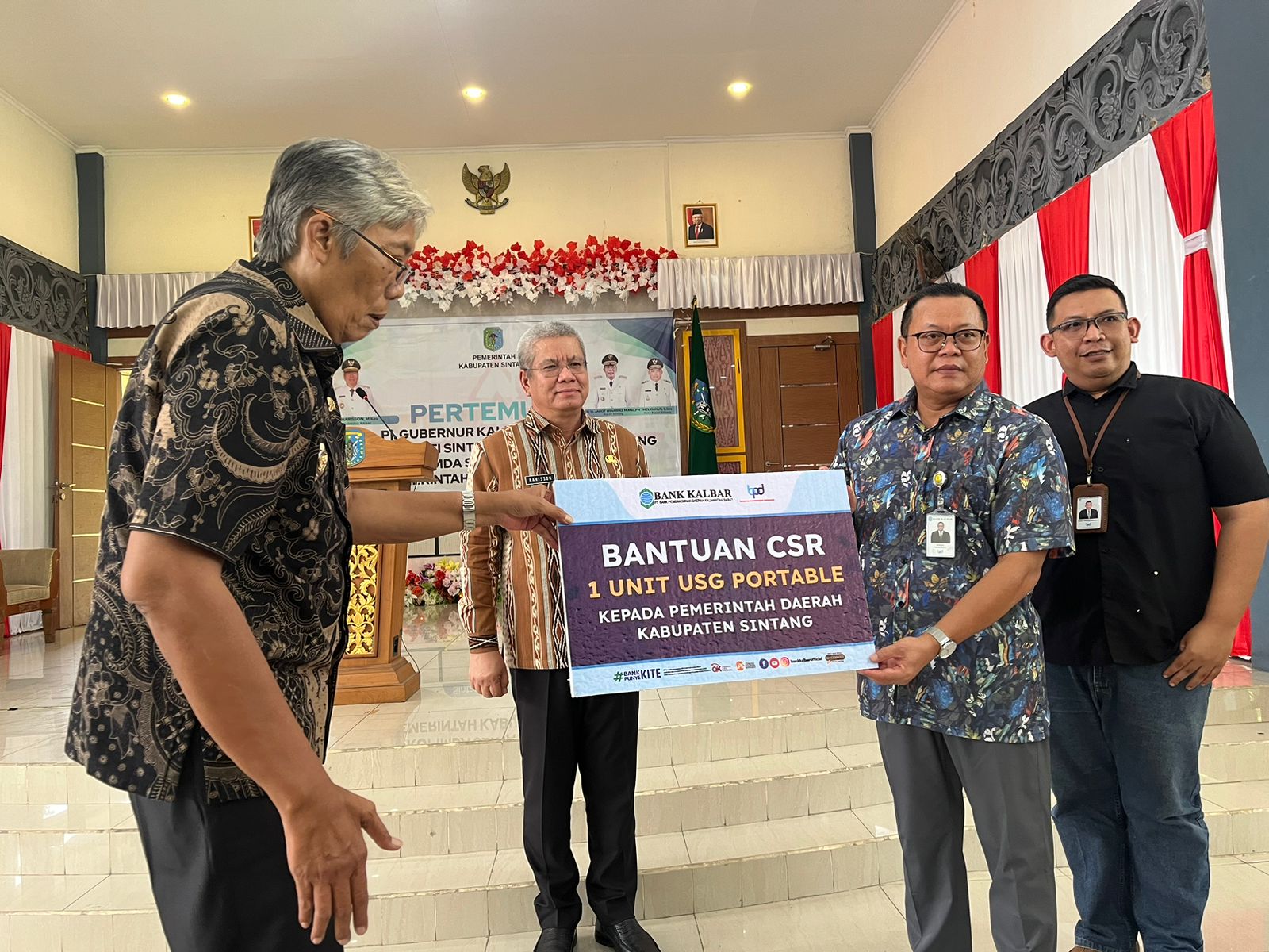 Bank Kalbar Serahkan CSR ke Tiga Kabupaten di Timur Kalbar