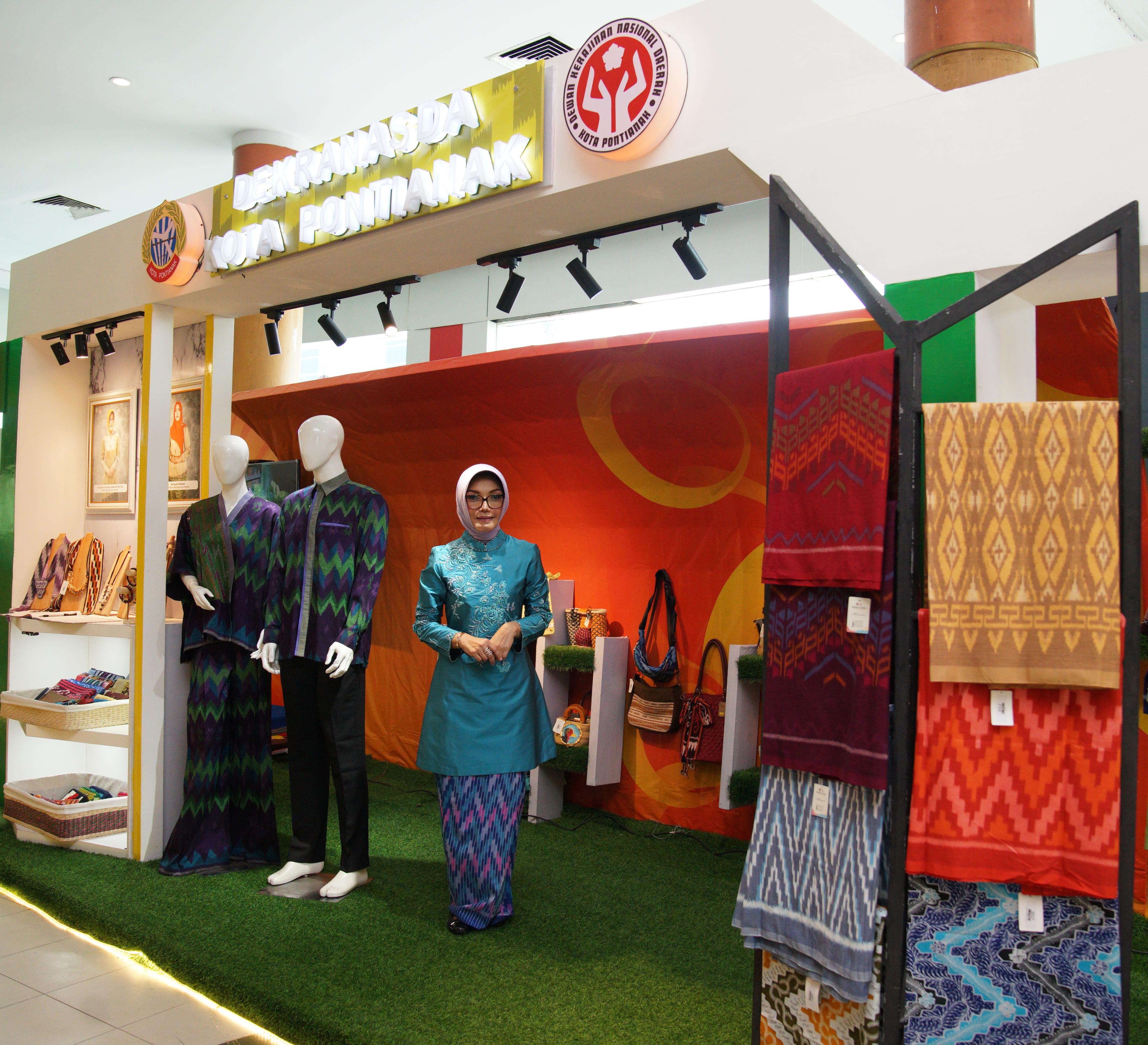 Dekranasda Kota Pontianak Jadi Stand Terbaik Satu di Pontianak Expo 2023