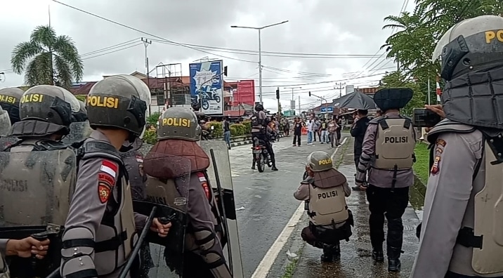 Massa Semakin Anarkis, Polisi Tembakan Gas Air Mata, Satu Pengunjuk Rasa Diamankan
