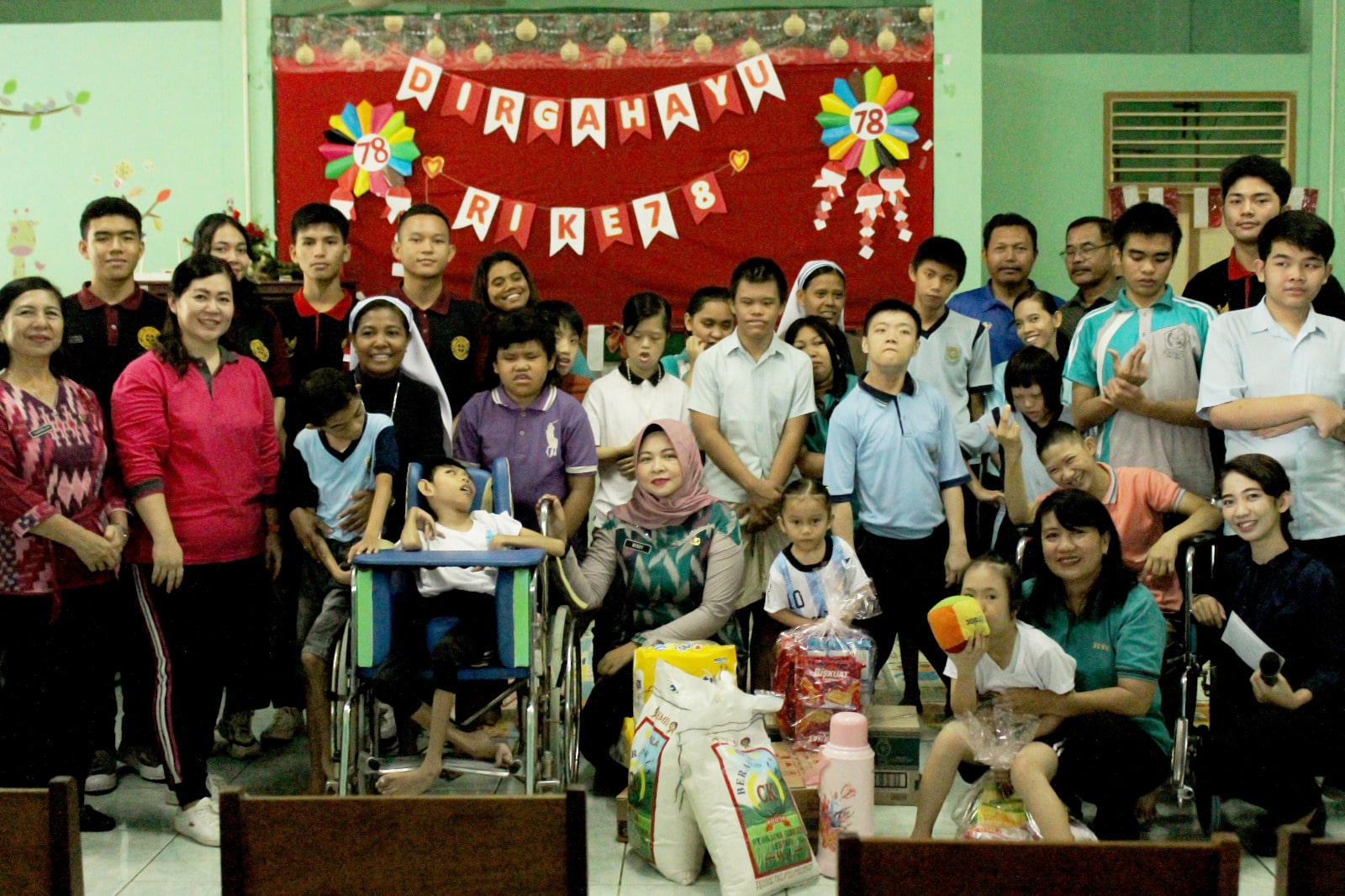 Rangkaian HSP 2023, Kadispora Kalbar Serahkan Bingkisan dan Sembako ke Yayasan Bhakti Luhur dan Panti Asuhan Hidayatul Muslimin