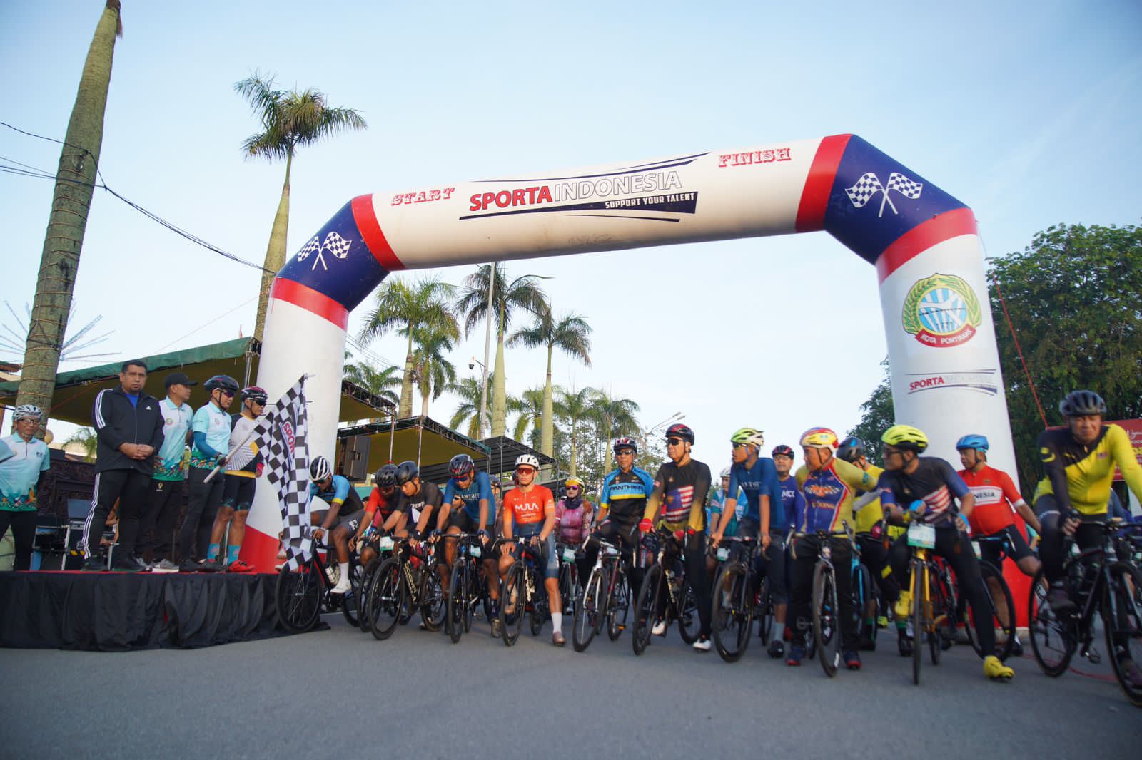 Peserta Happy Cycling Asal Kuching Rasakan Semarak Hari Jadi Pontianak