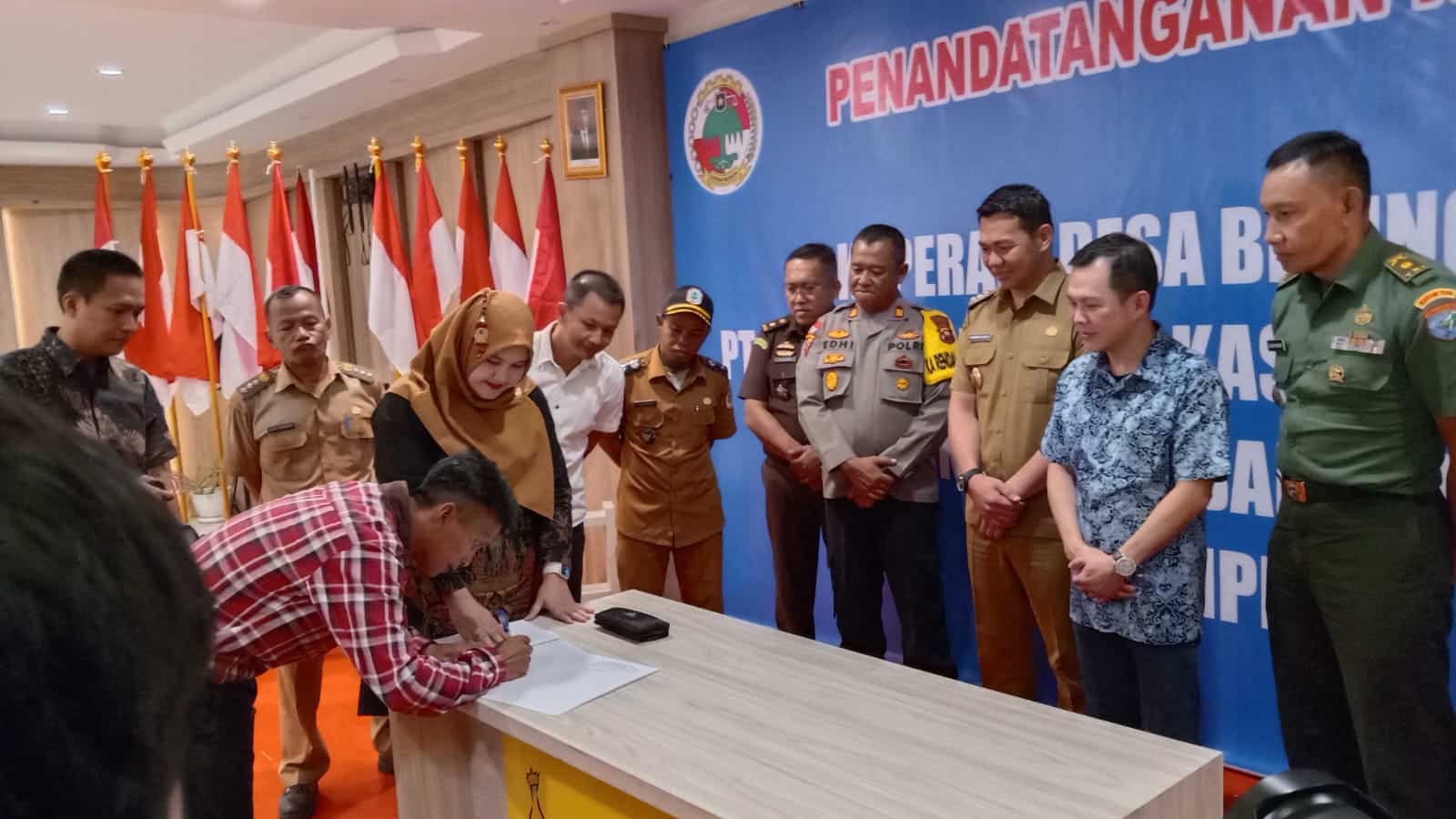 Bupati Kapuas Hulu Hadiri MoU Desa Beringin dengan PT Tanjungpura Perkasa 