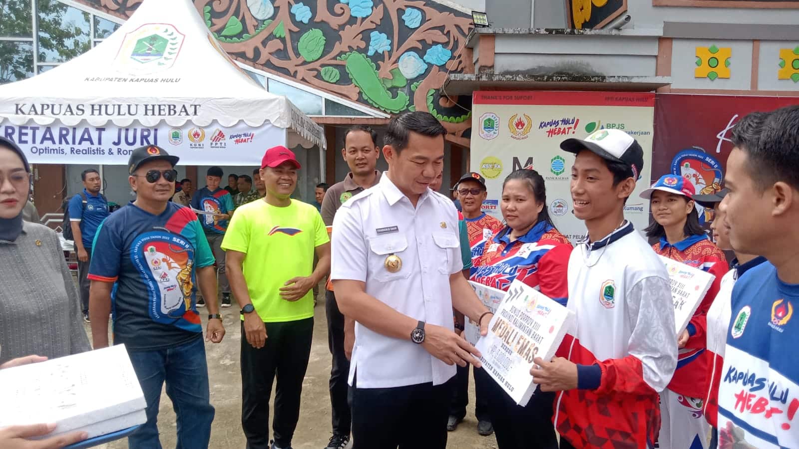 Bonus Porprov XIII dan Popda Diserahkan, Bupati Kapuas Hulu Sampaikan Permohonan Maaf Karena Terlambat 