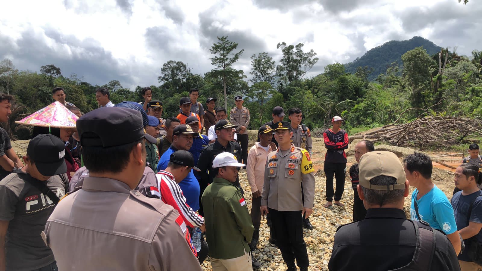 Wabup Wahyudi bersama Kapolres Kapuas Hulu Berikan Imbauan Larangan PETI di Desa Sungai Besar