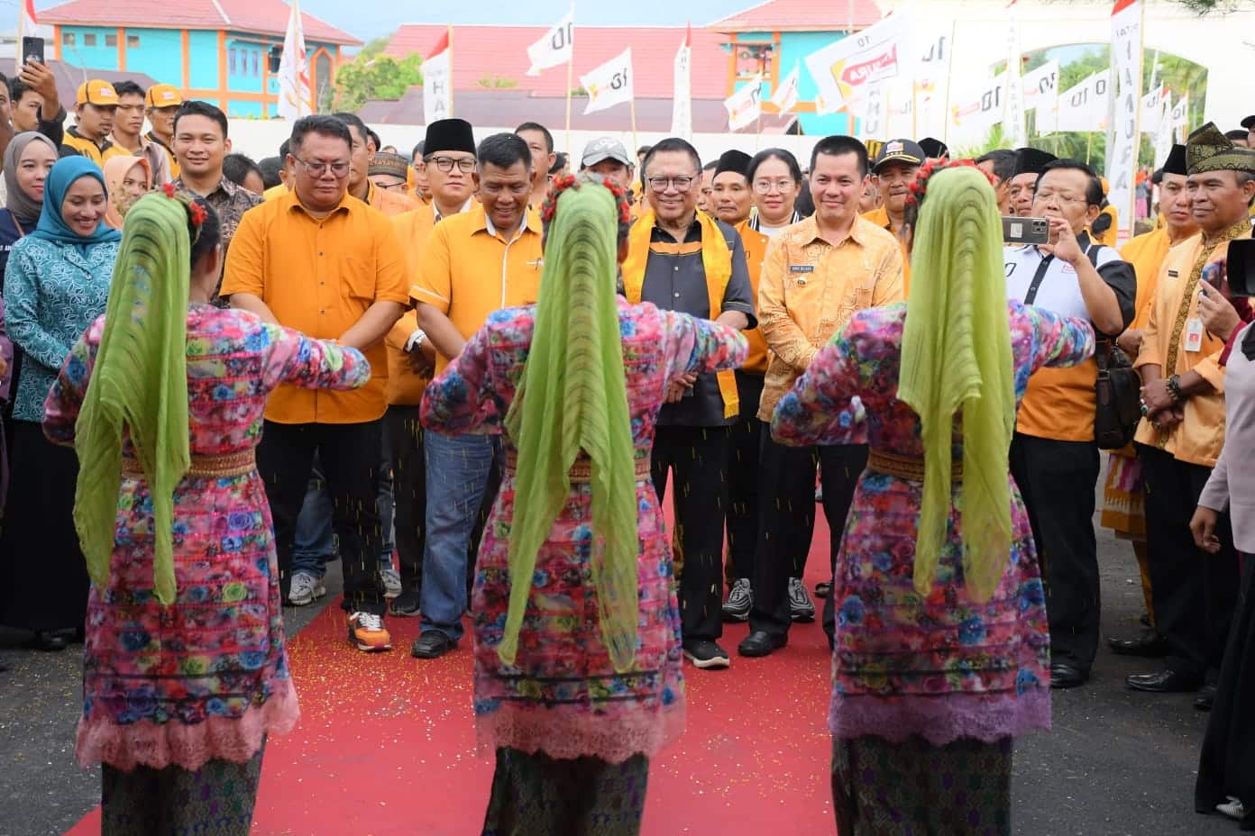 Masyarakat Sambut Antusias Kedatangan Oso di Kayong Utara