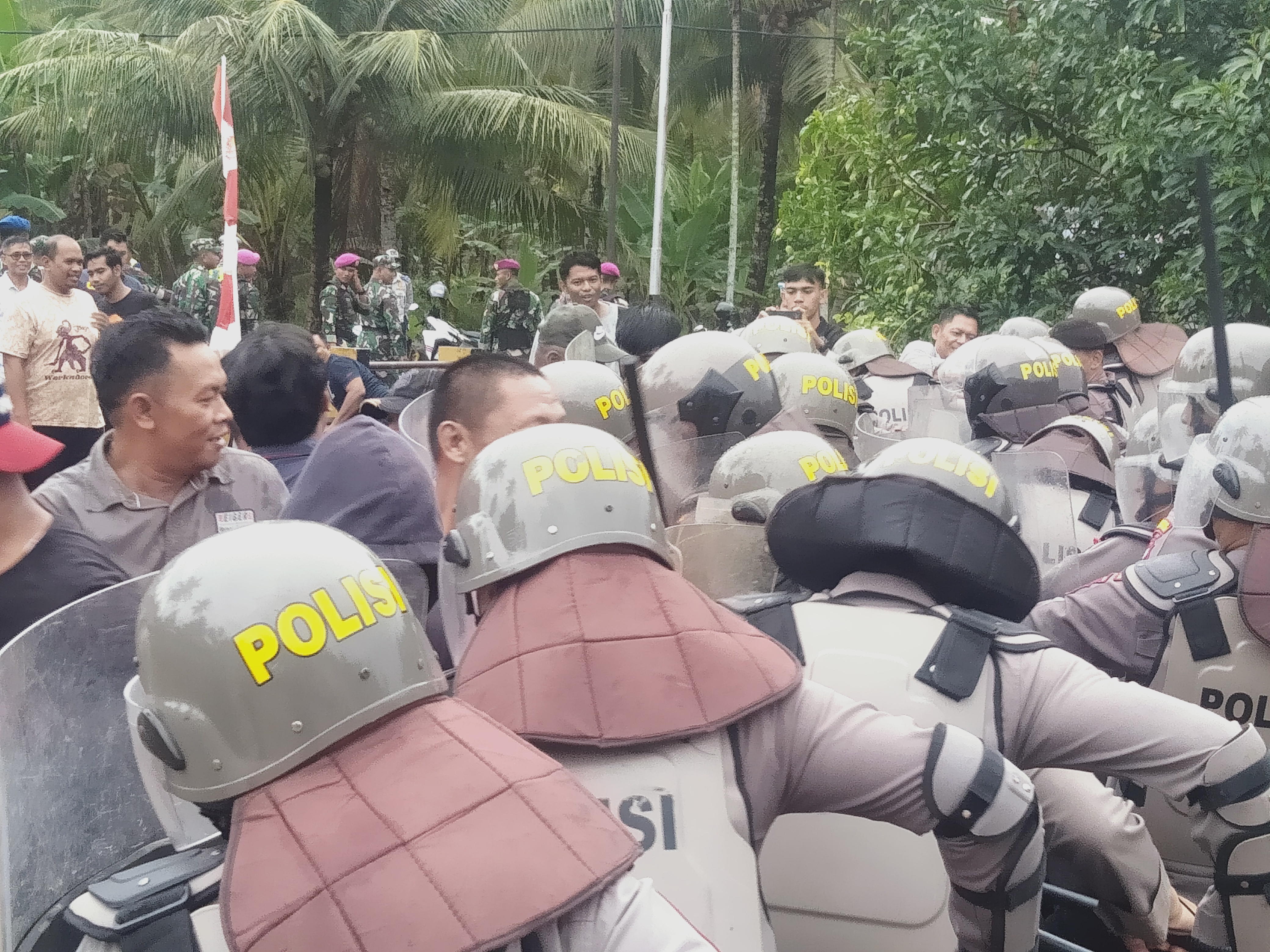 Tak Puas Hasil Perhitungan Suara, Puluhan Massa dan Aparat Bentrok di KPU Mempawah