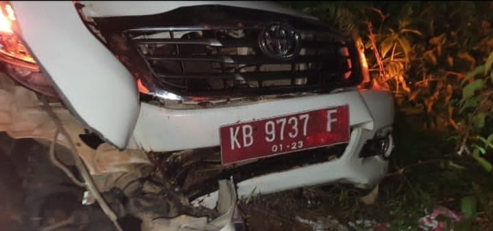 Mobil Dinas PUPR Kapuas Hulu Masuk Parit