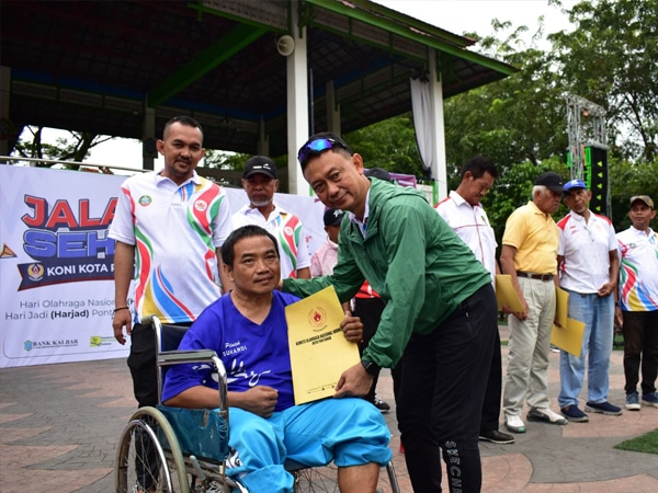 Peringatan Haornas ke-40, Wali Kota Pontianak Serahkan Penghargaan ke Atlet dan Pelatih Senior