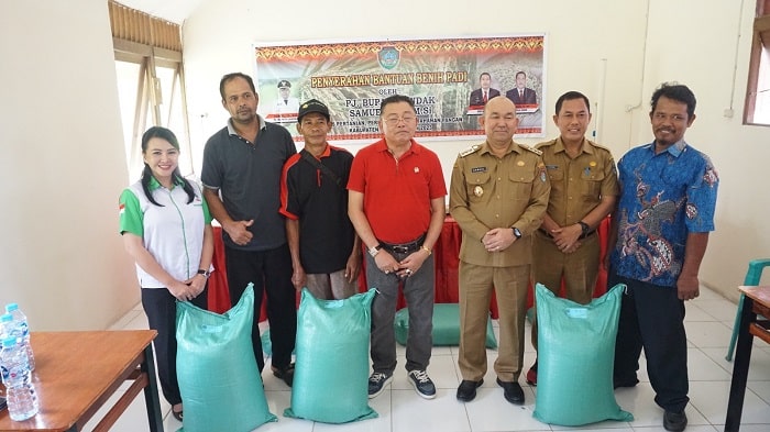 Karolin dan Samuel Serahkan 7.850 Ton Bantuan Benih Padi untuk Poktan di Landak