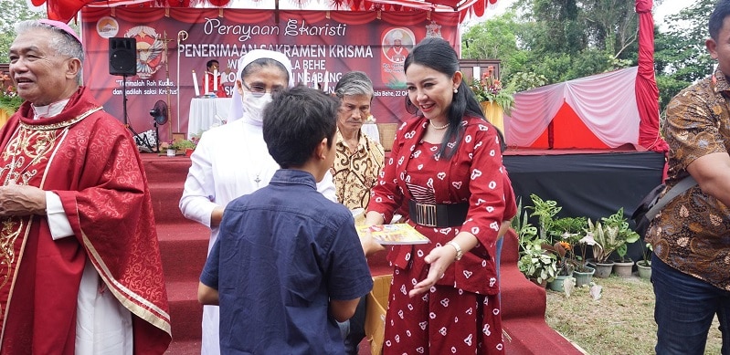 Perayaan Ekaristi di Paroki Salib Suci, Karolin Bagikan Bingkisan untuk Anak-anak