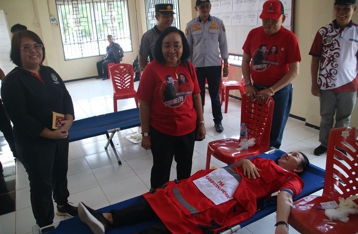 Hadiri Kegiatan Jelimpo Sehat dan Peduli Lingkungan, Karolin Ikut Donor Darah