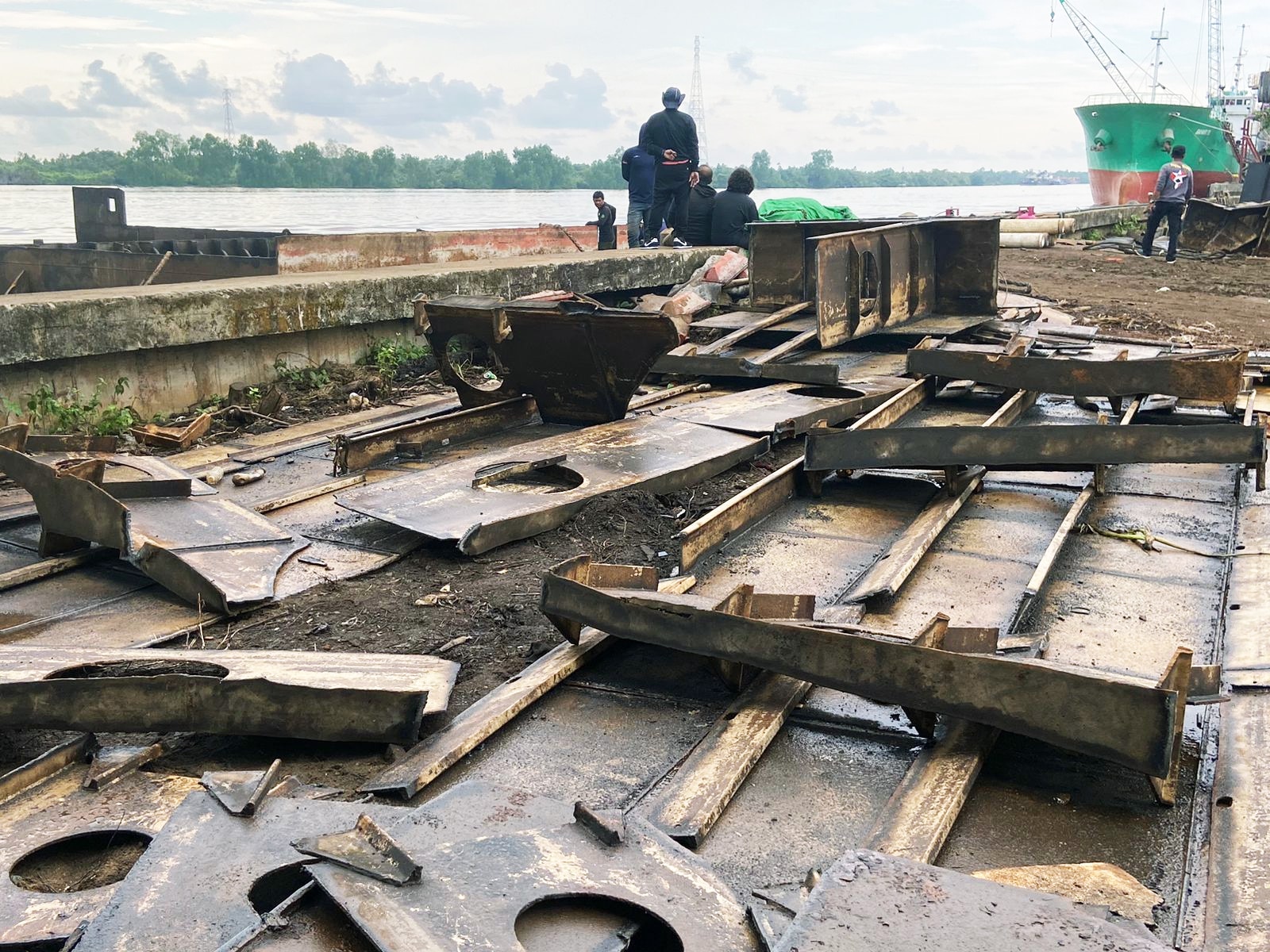 Misterius, Aktivitas Pemotongan Kapal di Sungai Kapuas Resahkan Warga