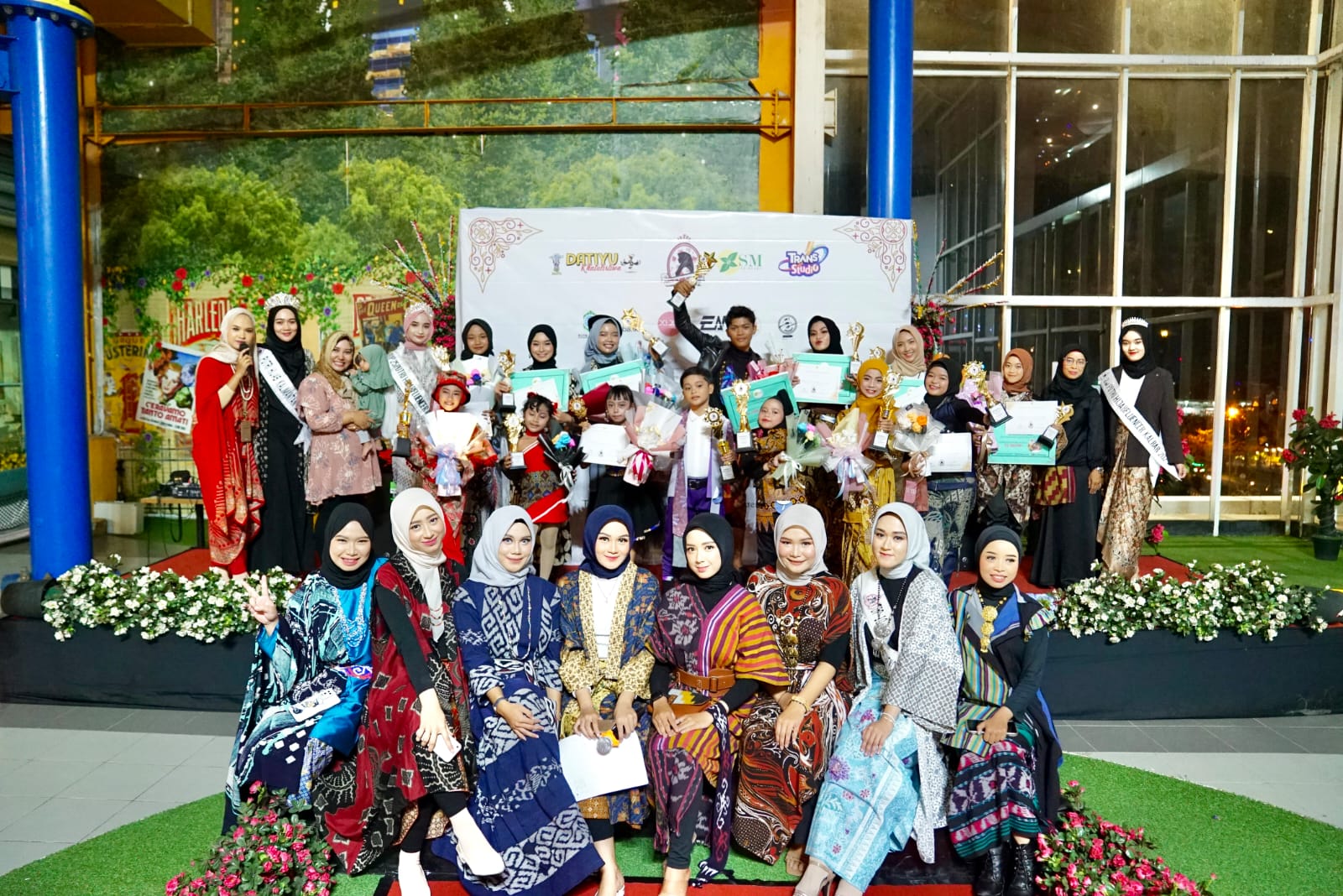 Putri Hijabfluencer Kalimantan Barat 2023 Gelar Lomba Fashion Show Casual Batik
