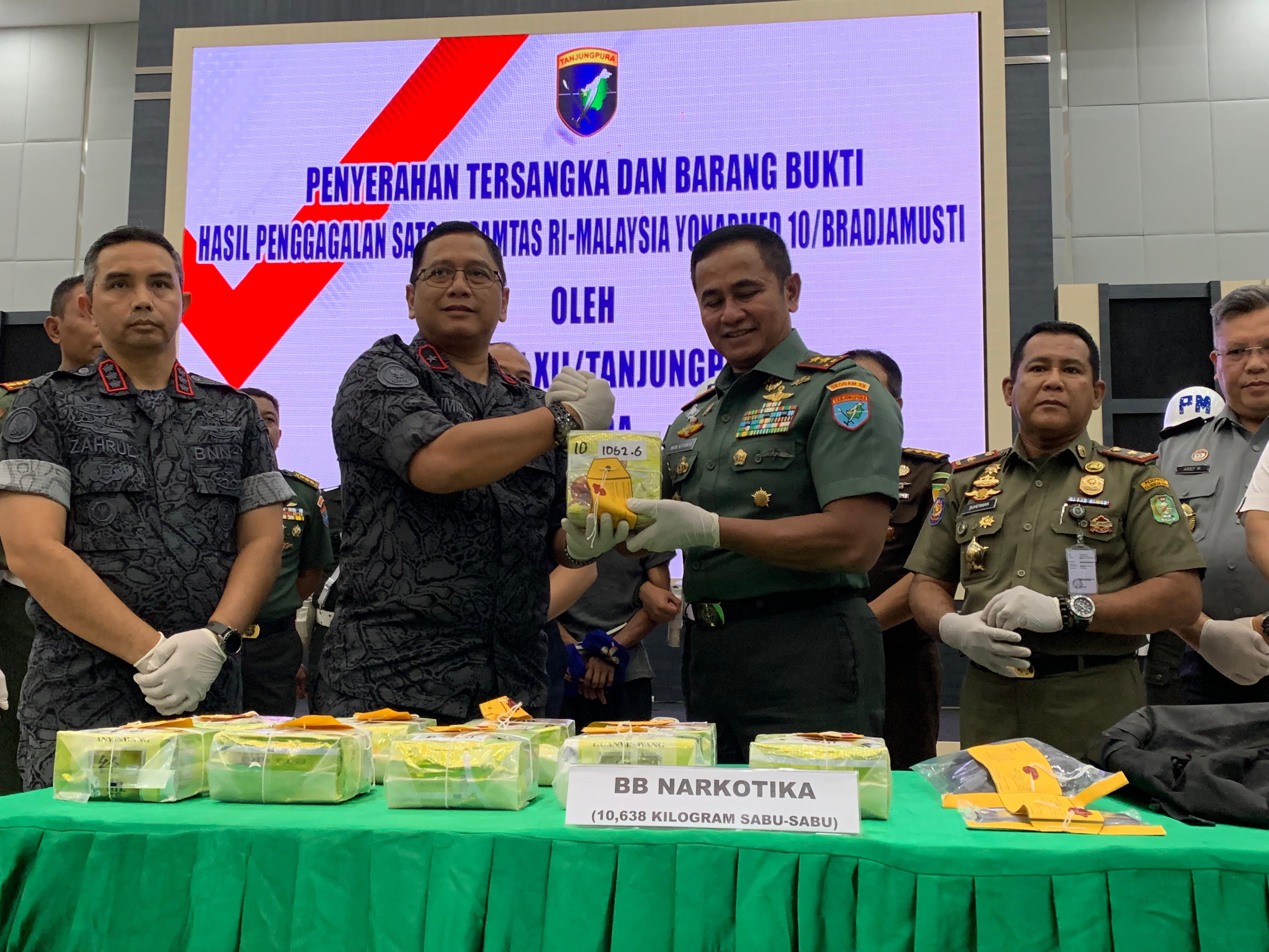 Satgas Yonarmed 10/Bradjamusti Kembali Gagalkan Penyelundupan Sabu 10 Kilogram di Jalur Tikus Perbatasan Kalbar