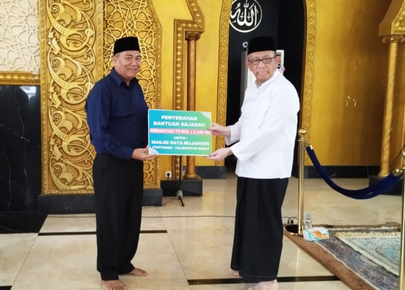 Sutarmidji Serahkan 10 Ribu Meter Sajadah ke Sejumlah Masjid di Kalbar