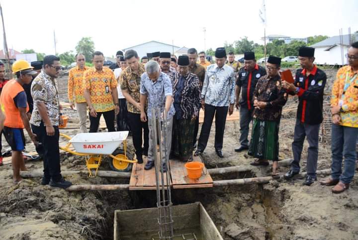 Bupati Martin Letakkan Batu Pertama Pembangunan Rumah Adat Madura Kabupaten Ketapang