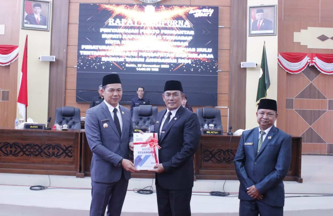 Bupati Fransiskus Diaan Sampaikan Draf Nota Keuangan RAPBD 2024 ke DPRD Kapuas Hulu