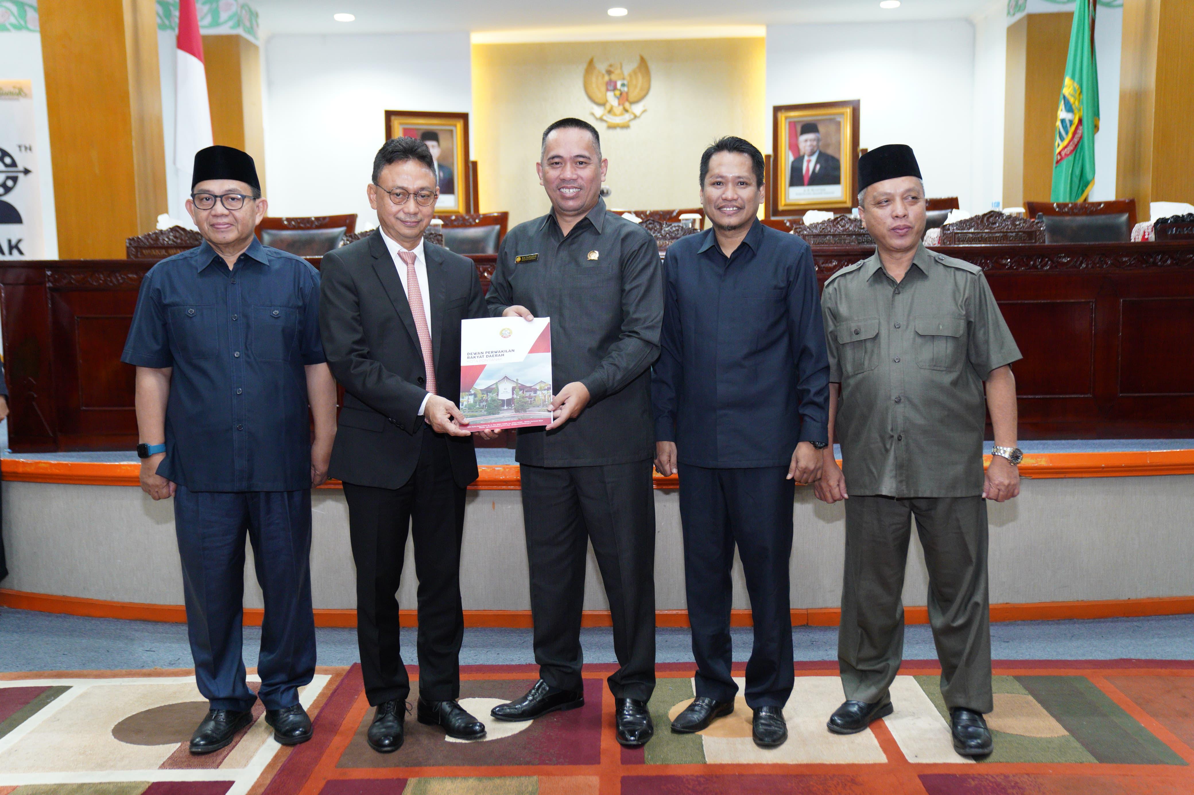 Wali Kota Pontianak Sahkan Program Pembentukan Perda dan Sampaikan Pendapat Akhir RAPBD 2024