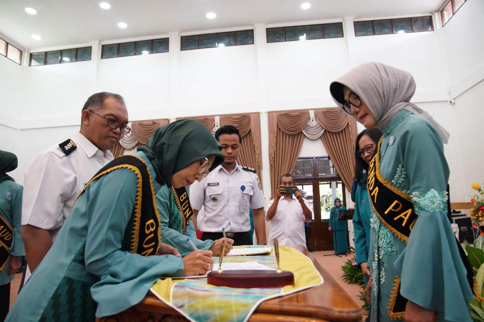 Ketua TP PKK Pontianak Lantik dan Kukuhkan Ketua TP-PKK dan Bunda PAUD Kecamatan dan Kelurahan