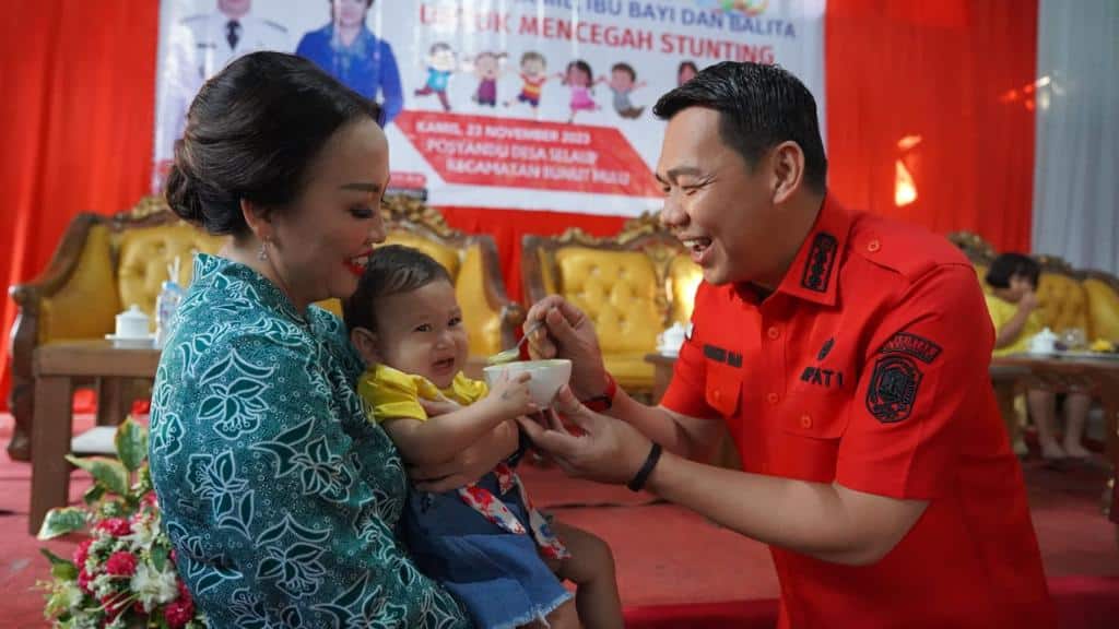Cegah Peningkatan Stunting, Bupati dan Ketua PKK Kapuas Hulu Beri Edukasi Gizi ke Masyarakat Desa Selaup Bunut Hulu
