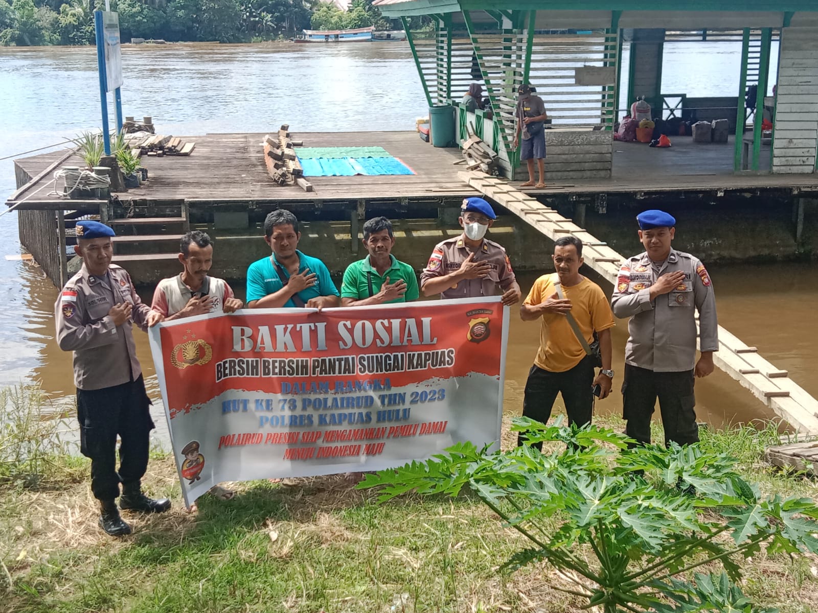 Sat Polair Polres Kapuas Hulu bersama Masyarakat Lakukan Bersih-bersih Pesisir dan Sungai