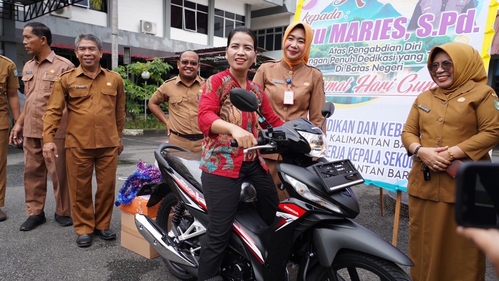 Guru Honorer di Perbatasan Dapat Surprise Motor dari Kadisdikbud Kalbar