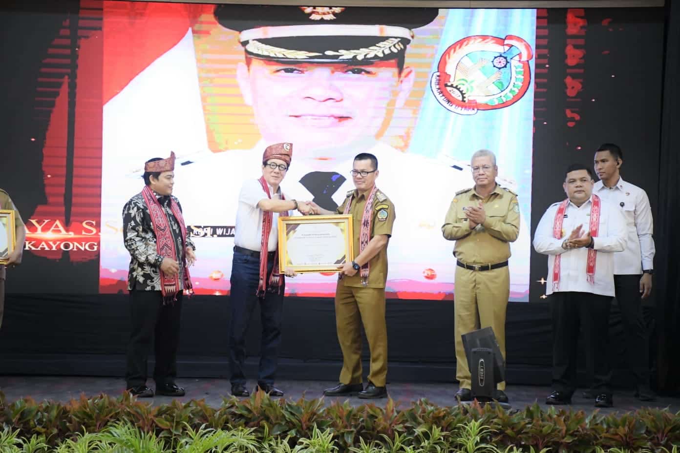 Pj Bupati Romi Wijaya Terima Penghargaan Anubhawa Sasana Desa Sadar Hukum oleh Kemenkumham RI